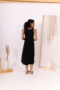 MODELO DE ESPALDAS CON VESTIDO NEGRO STRONG
