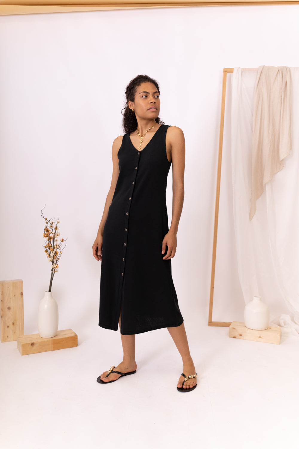 MODELO CON VESTIDO NEGRO  STRONG