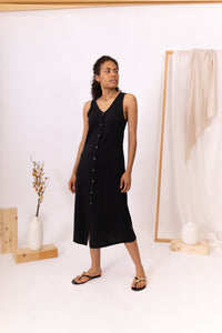 MODELO CON VESTIDO NEGRO  STRONG