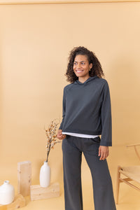 MODELO CON SUDADERA ANTRACITA TRIBE