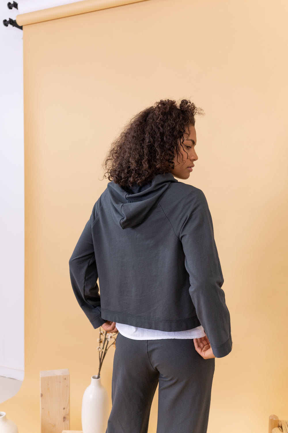 MODELO CON SUDADERA ALGODÓN ANTRACITA