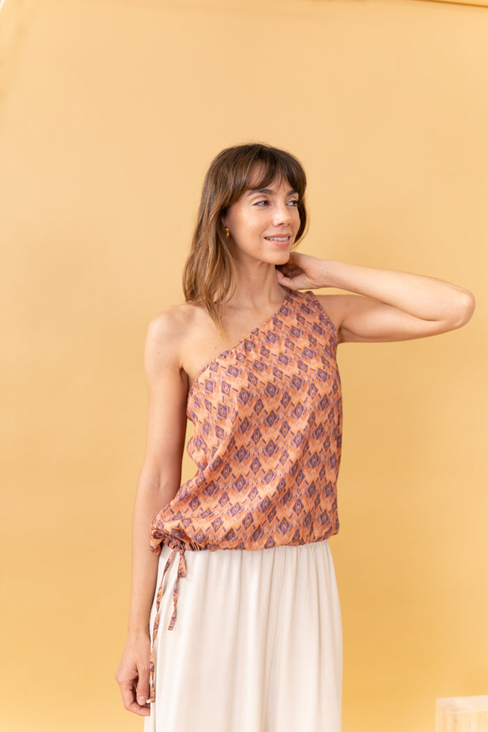 MUJER CON TOP ASIMÉTRICO ESTAMPADO