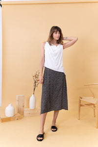 MODELO CON TOP BLANCO WAVE