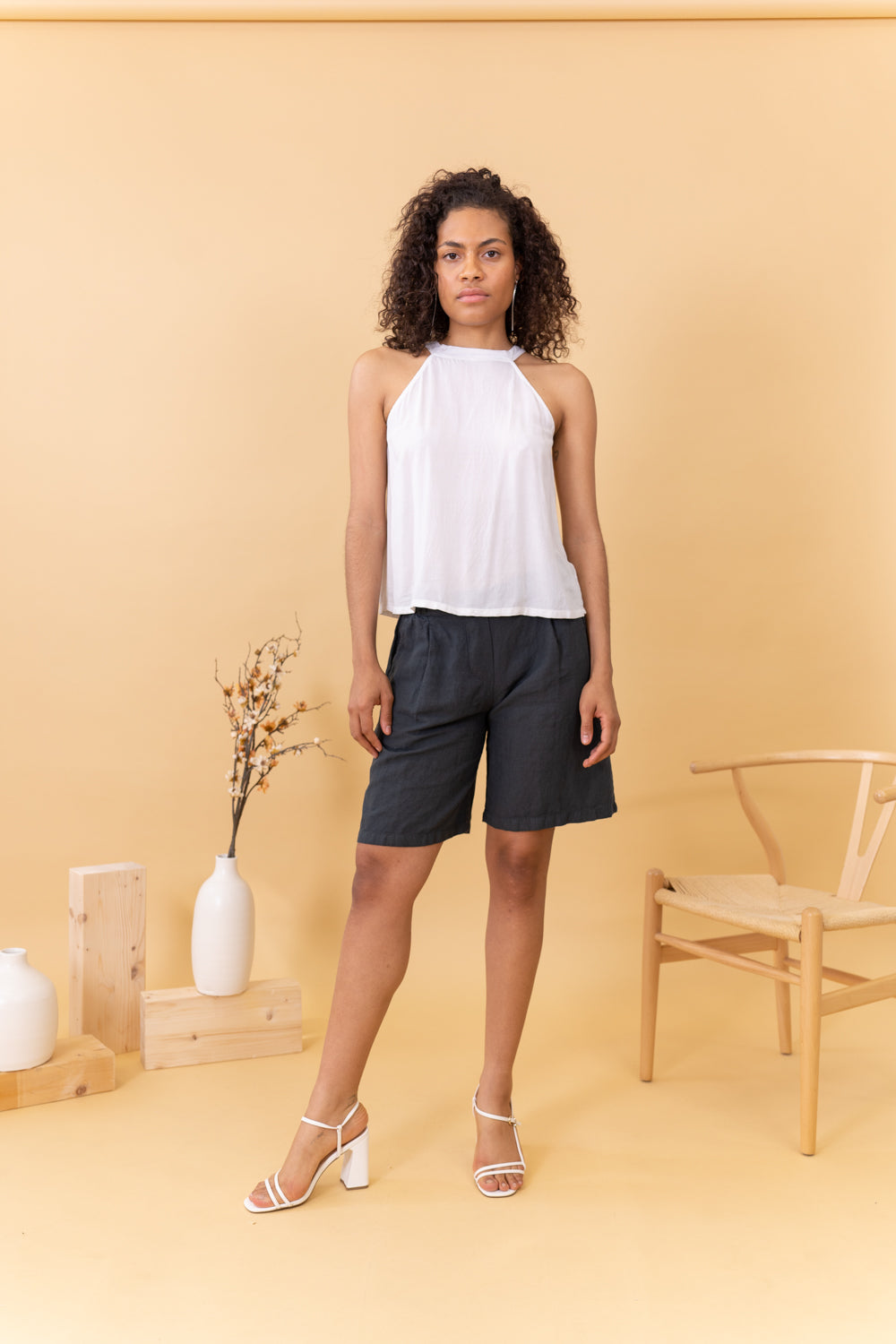 MODELO CON BERMUDAS Y TOP HALTER BLANCO