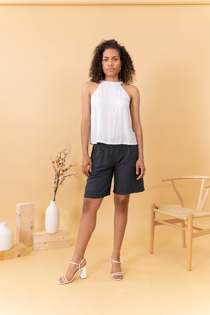 MODELO CON BERMUDAS Y TOP HALTER BLANCO