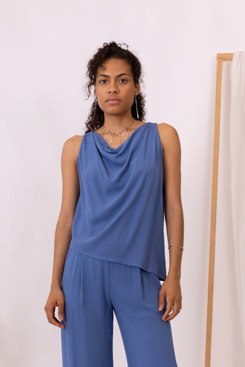 MODELO CON TOP Y PANTALÓN AZUL