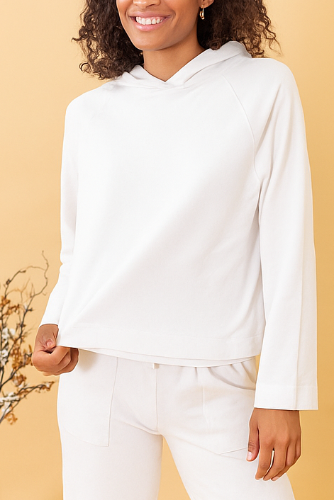 MODELO CON SUDADERA BLANCA