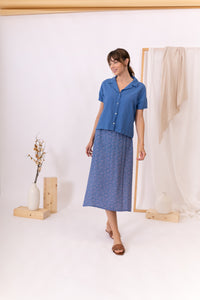 MODELO CON FALDA AZUL ESTAMPADA