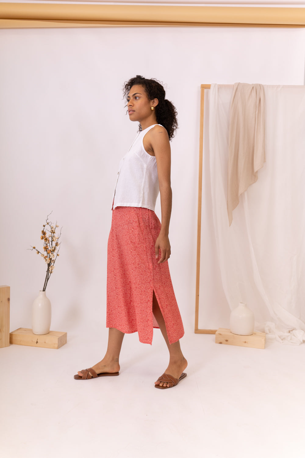 MUJER CON FALDA ESTAMPADA CORAL 2