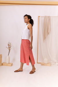 MUJER CON FALDA ESTAMPADA CORAL 2