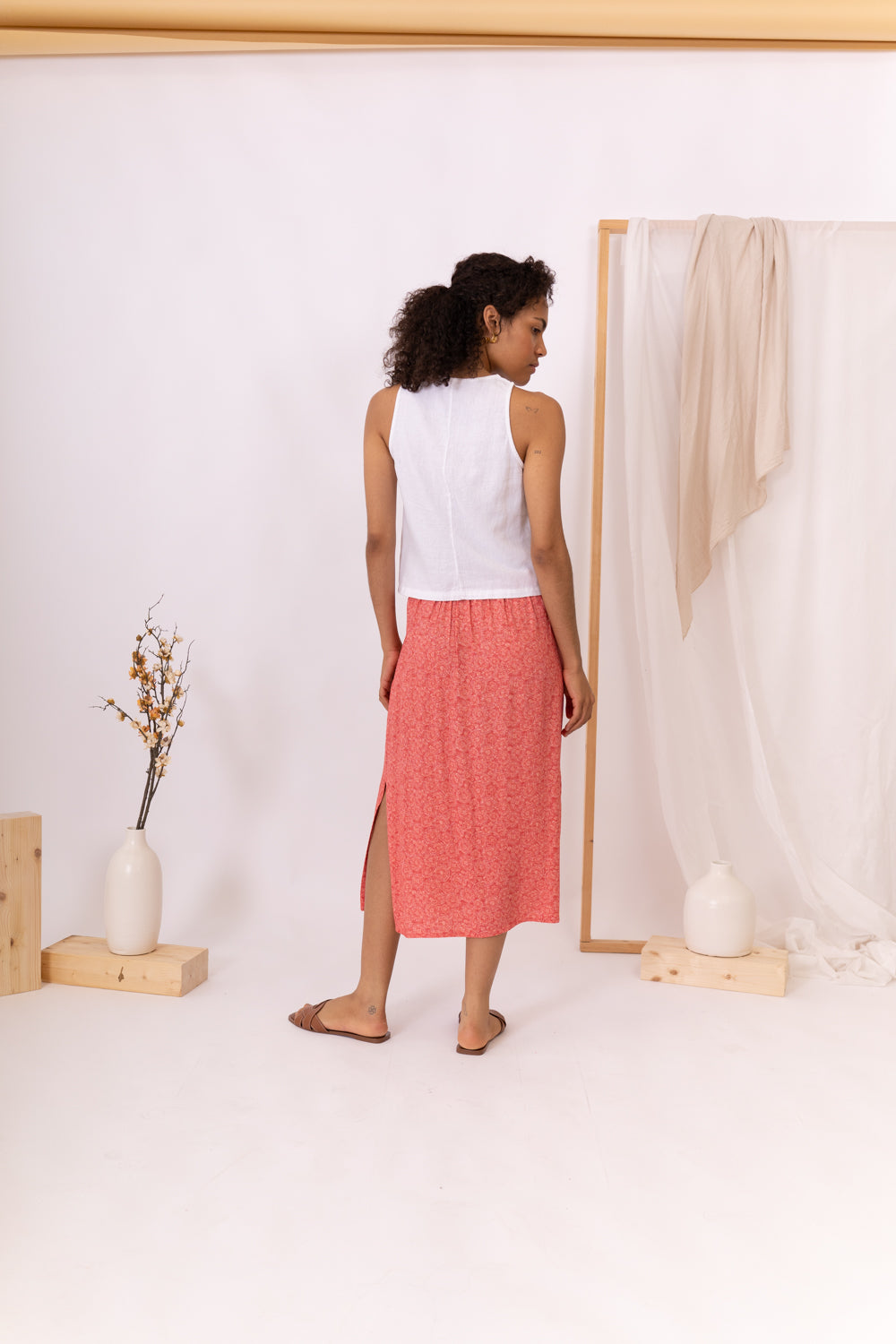 MUJER CON FALDA ESTAMPADA CORAL DETRÁS