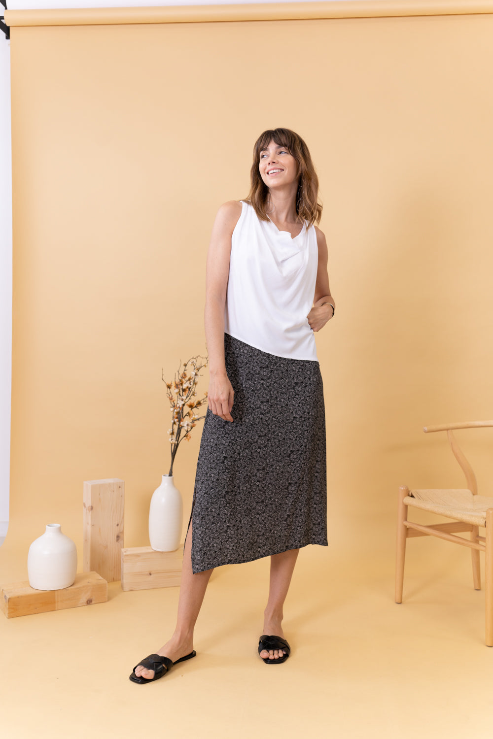 MUJER CON FALDA ESTAMPADA