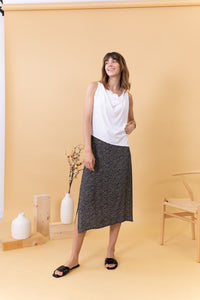 MUJER CON FALDA ESTAMPADA