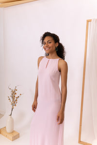 MODELO PRIMER PLANO VESTIDO ROSA