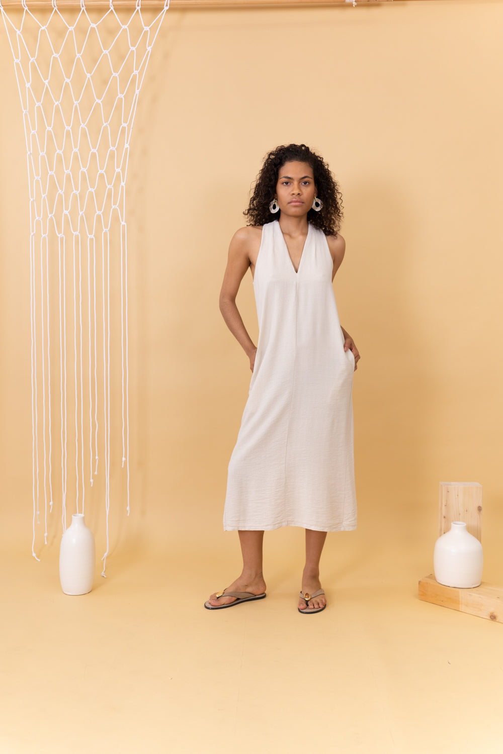 MODELO DE FRENTE VESTIDO ECRU