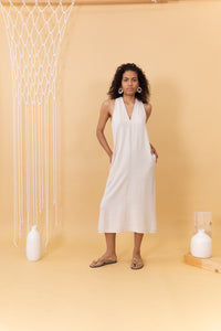 MODELO DE FRENTE VESTIDO ECRU