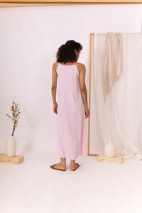 MODELO DE ESPALDAS CON VESTIDO ROSA INFINITY