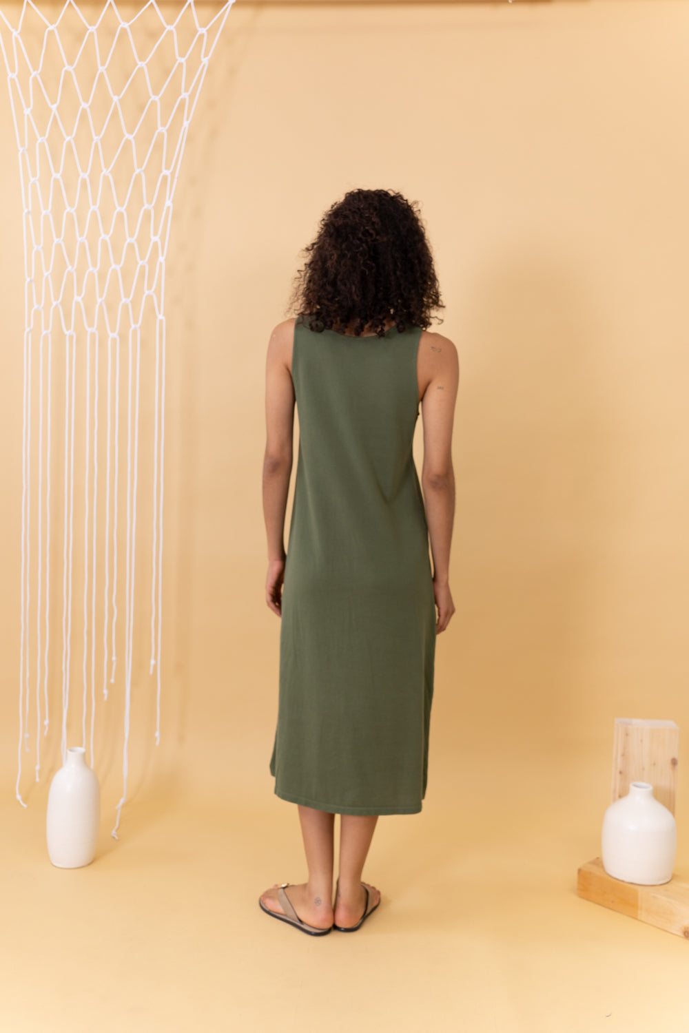 MODELO DE ESPALDAS VESTIDO STRONG COLOR OLIVA