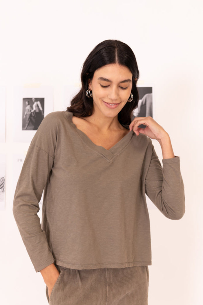 CAMISETA ESCOTE PICO ALGODÓN