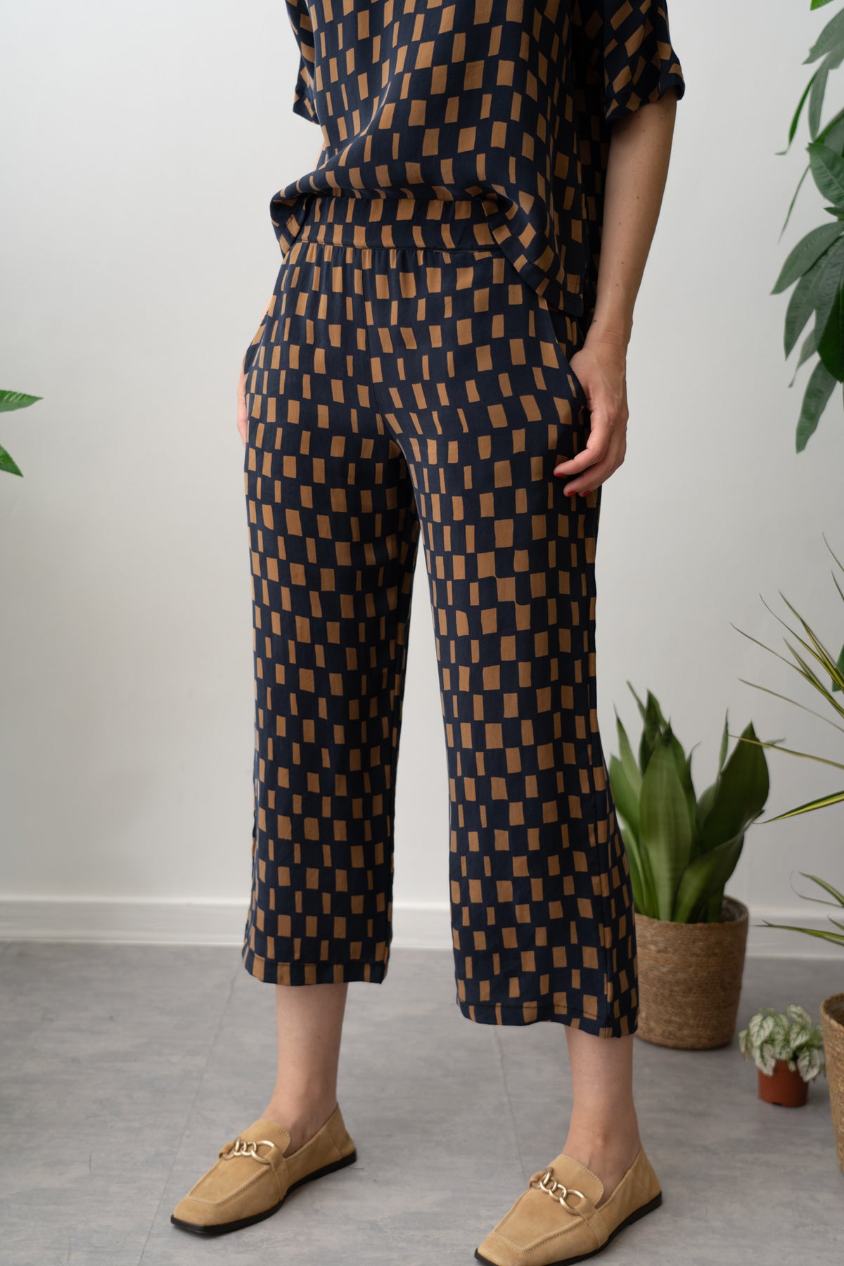 CINNAMON TROUSERS WITH CUPRO PRINT