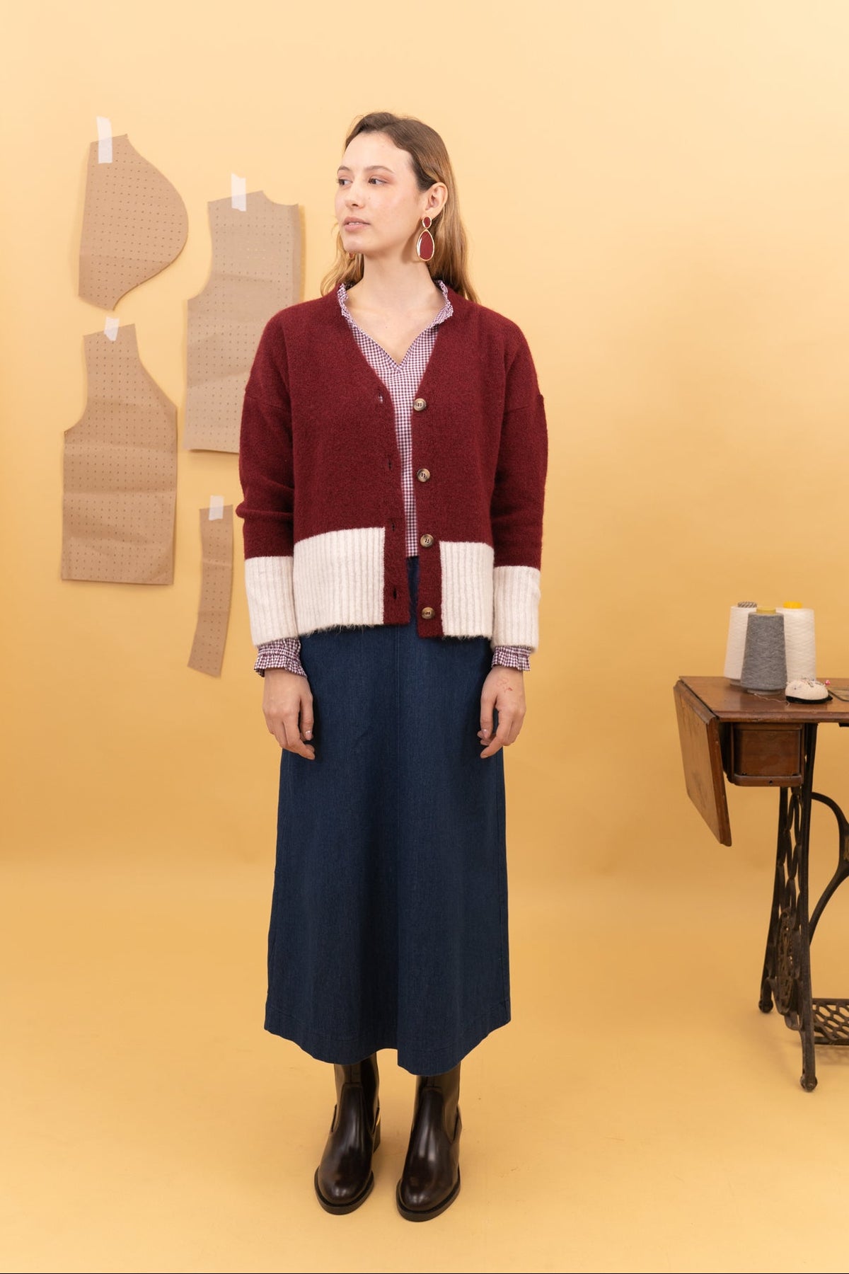 ista frontal de la falda midi denim azul Flame de Poems BCN, combinada con cárdigan bicolor y botas negras