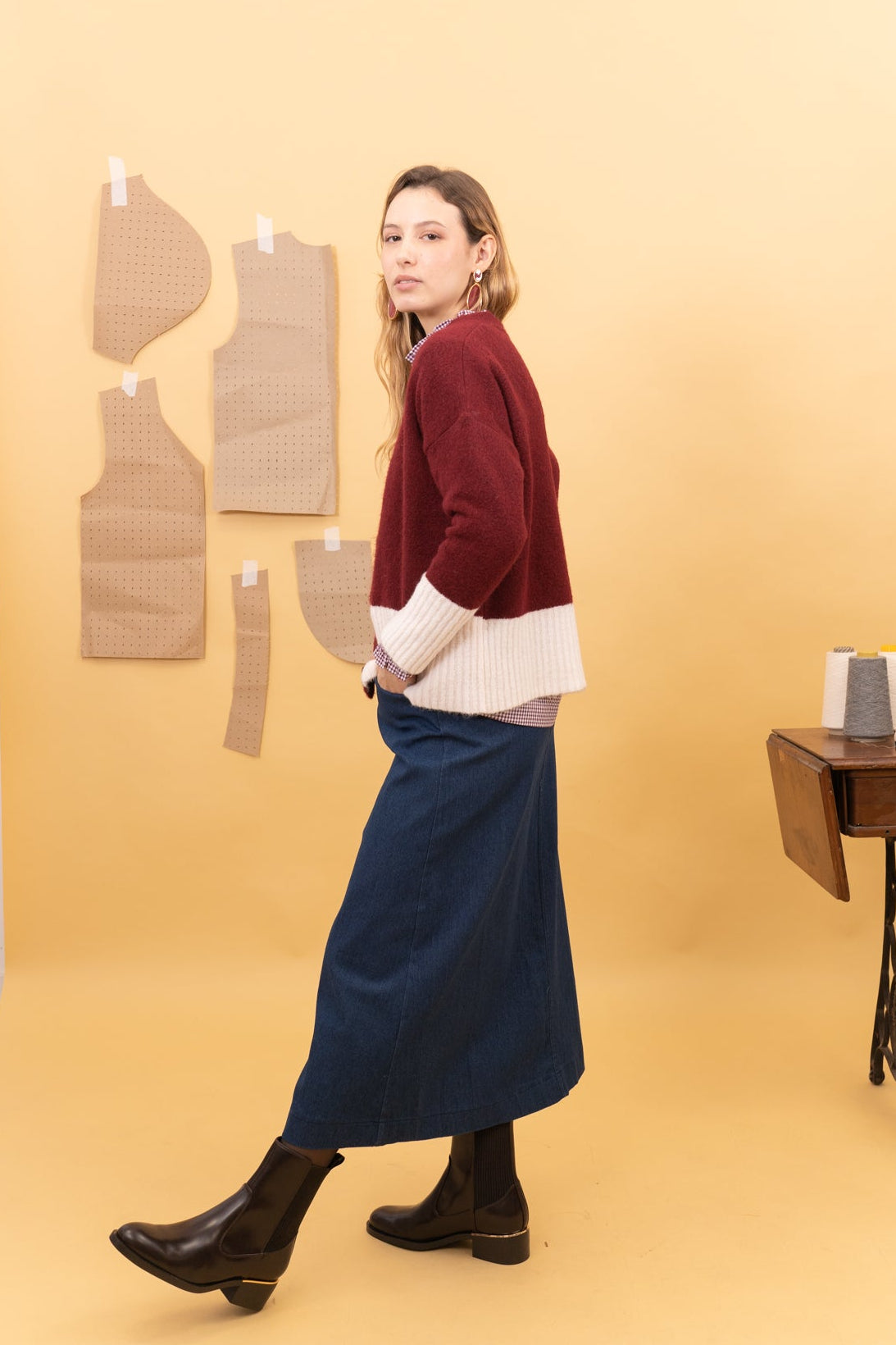 Vista lateral de la falda midi denim azul Flame de Poems BCN, con corte evasé, sobre modelo