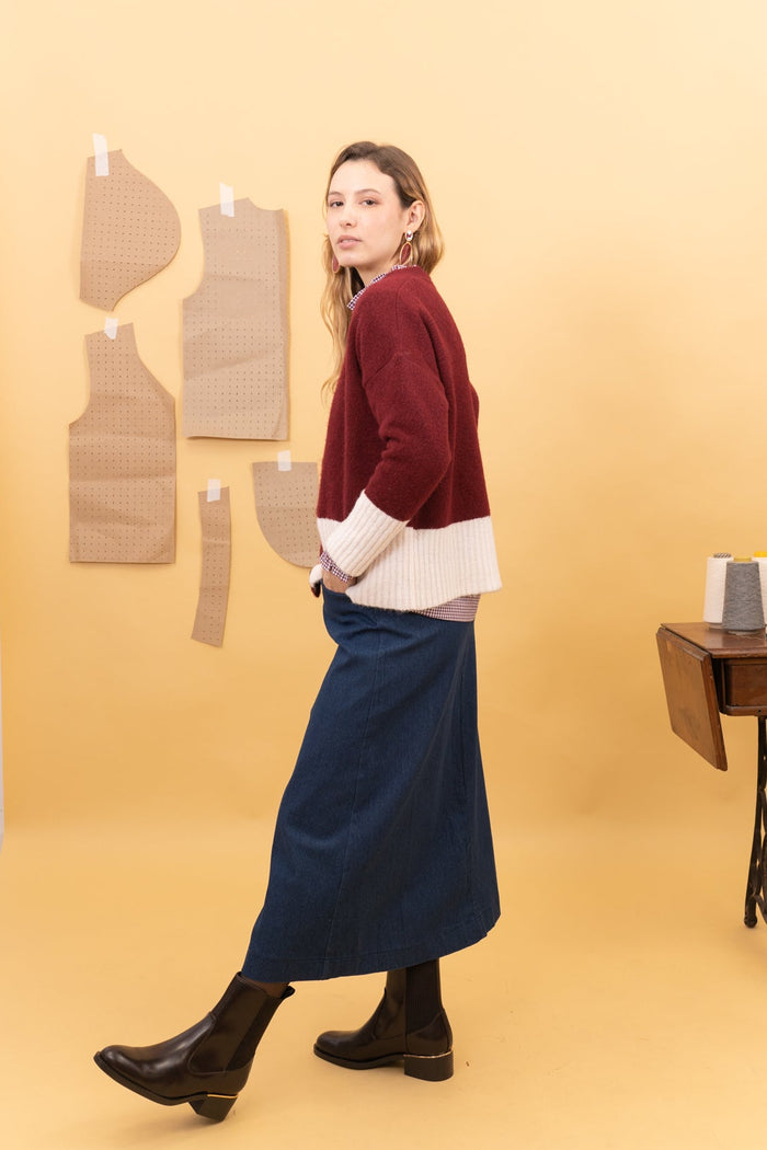Vista lateral de la falda midi denim azul Flame de Poems BCN, con corte evasé, sobre modelo
