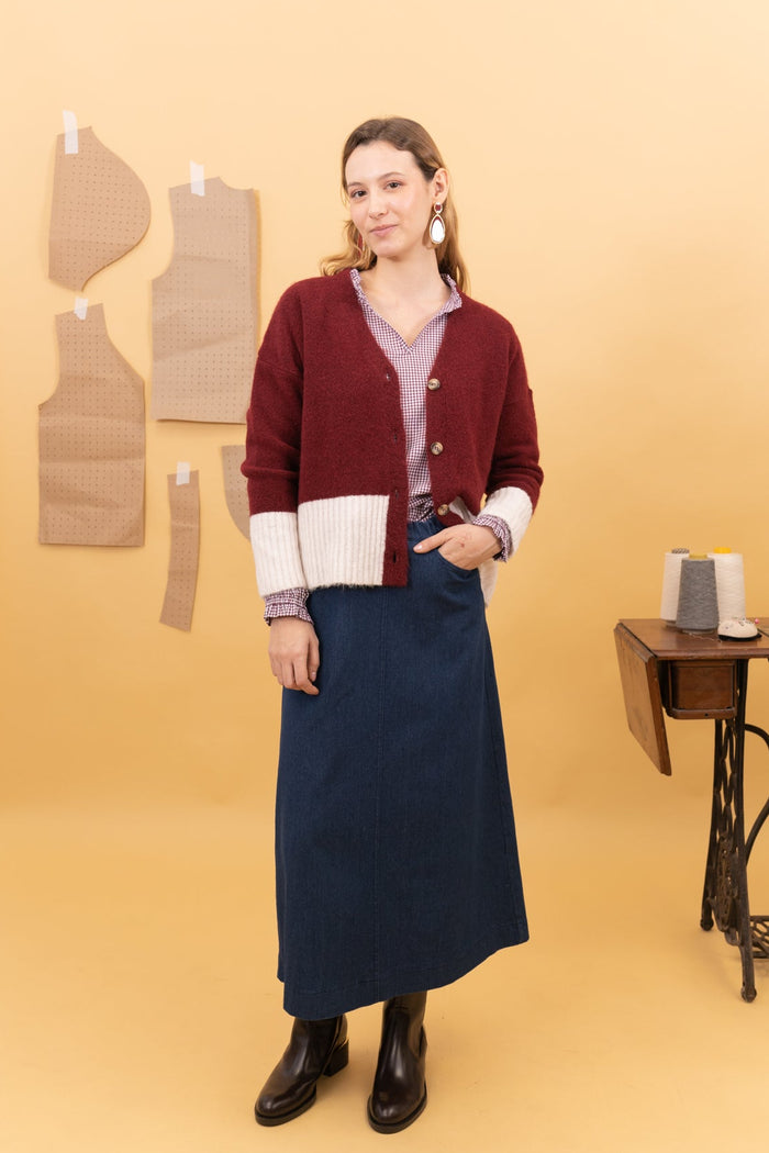 Falda midi denim azul Flame de Poems BCN sobre modelo con la mano en el bolsillo delantero