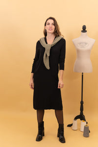 Vestido midi Spirit negro de Poems BCN sobre modelo, combinado con jersey sobre los hombros y botines