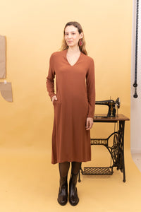 Vestido midi Spirit de Poems BCN en color Roiboos, con escote pico y manga larga, vista frontal sobre modelo