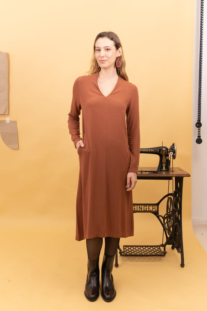 Vestido midi Spirit de Poems BCN en color Roiboos, con escote pico y manga larga, vista frontal sobre modelo